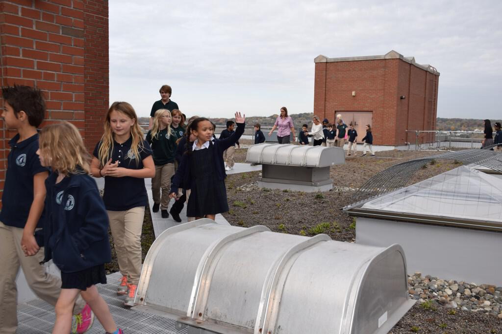 Students and Faculty Tour the Green Roof